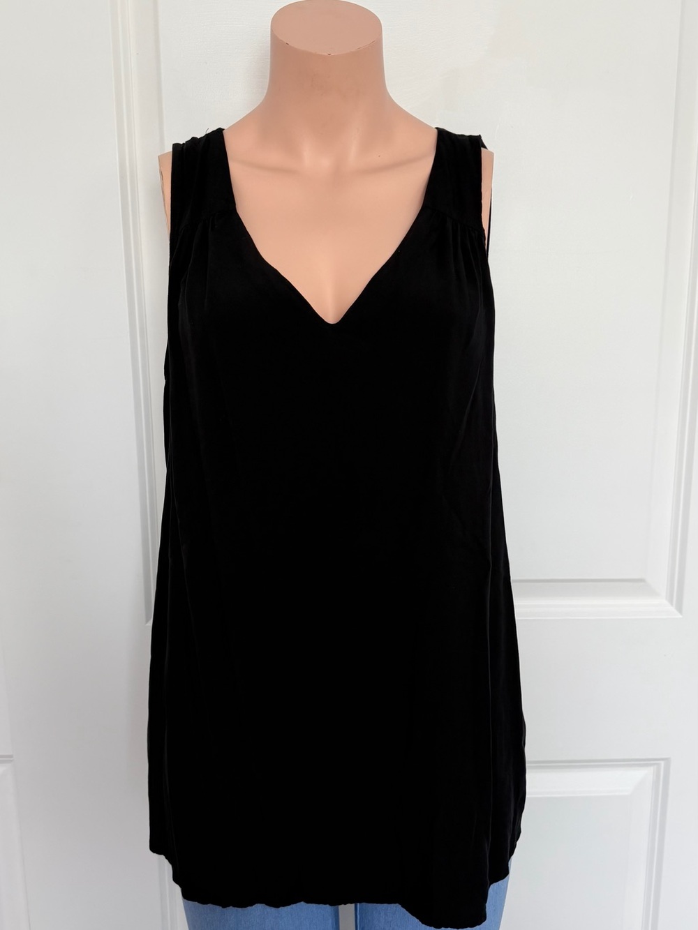 Old Navy Black V-Neck Sleeveless Tunic Tank